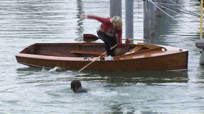 Hier versucht sich Beatrice Egli als Rettungsschwimmerin