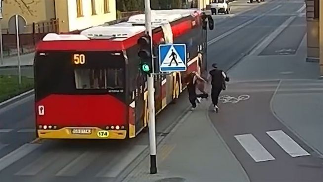 Schlechter Scherz: Mädchen schubst Freundin vor fahrenden Bus