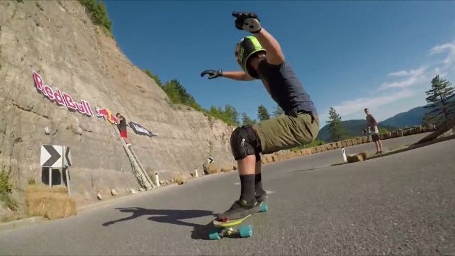 Hart am Limit: Freihändiges Longboard-Downhill