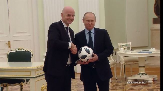 Kicken statt Krieg: Putin und Infantino spielen Ball