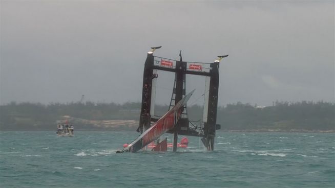 Segelcrash: Highspeedschiff geht baden