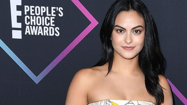 Camila Mendes macht ihr Make-up mit Pfannkuchen