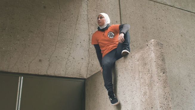 Das Kopftuch hält sie nicht davon ab, Parkour zu betreiben