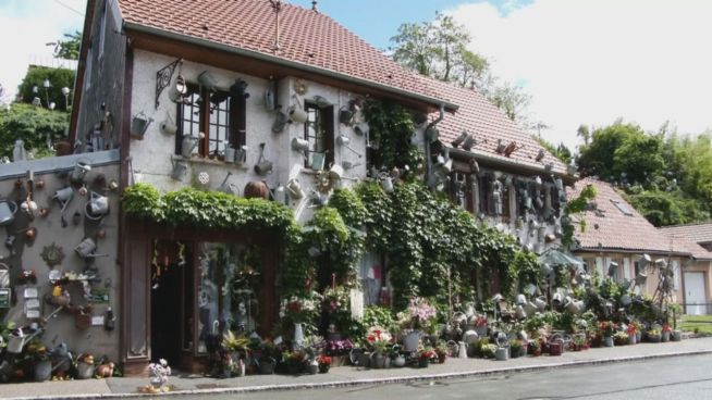 Kunst? Franzose schmückt Haus mit 800 Gießkannen